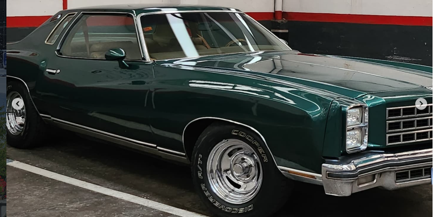 Chevrolet Monte Carlo 1977 vista exterior en garaje ladeado color emerald green