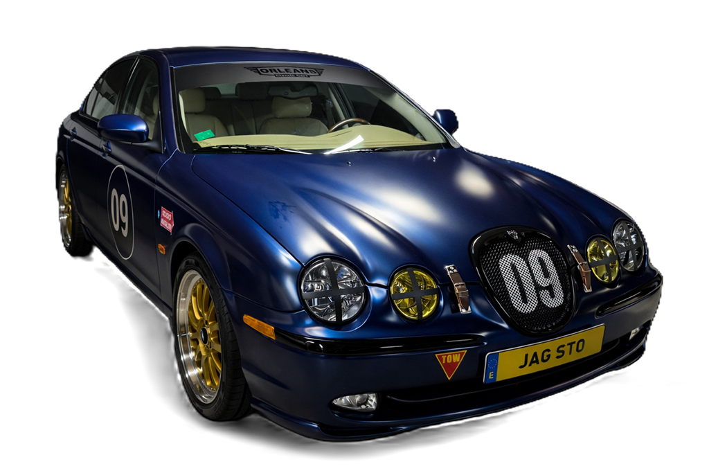 Jag STO 09 clásico moderno basado en Jaguar S-Type vista frontal oblicuo color Ecurie Ecosse Blue