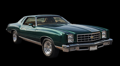 1977 Chevrolet Monte Carlo color Emerald Green vista exterior frontal ladeado con fondo negro