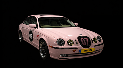 Jag STO 07 clásico moderno basado en Jaguar S-Type vista oblicua frontal color Sakura Miami Pink