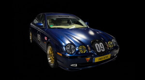 Jag STO 09 clásico moderno basado en Jaguar S-Type vista oblicua frontal color Ecurie Ecosse Blue