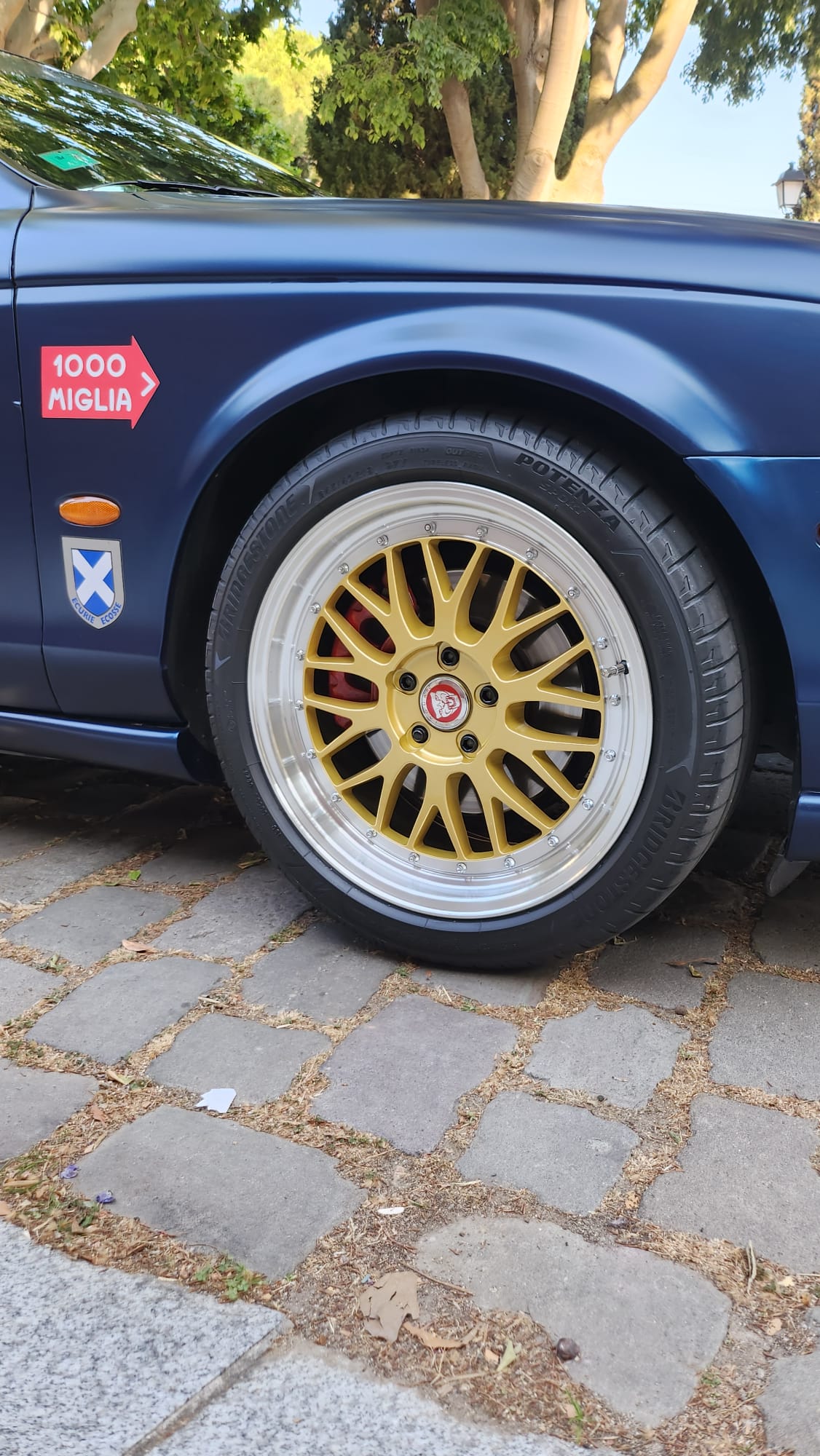 Jag STO 09 clásico moderno basado en Jaguar S-Type vista rueda llanta frenos oblicuo color Ecurie Ecosse Blue