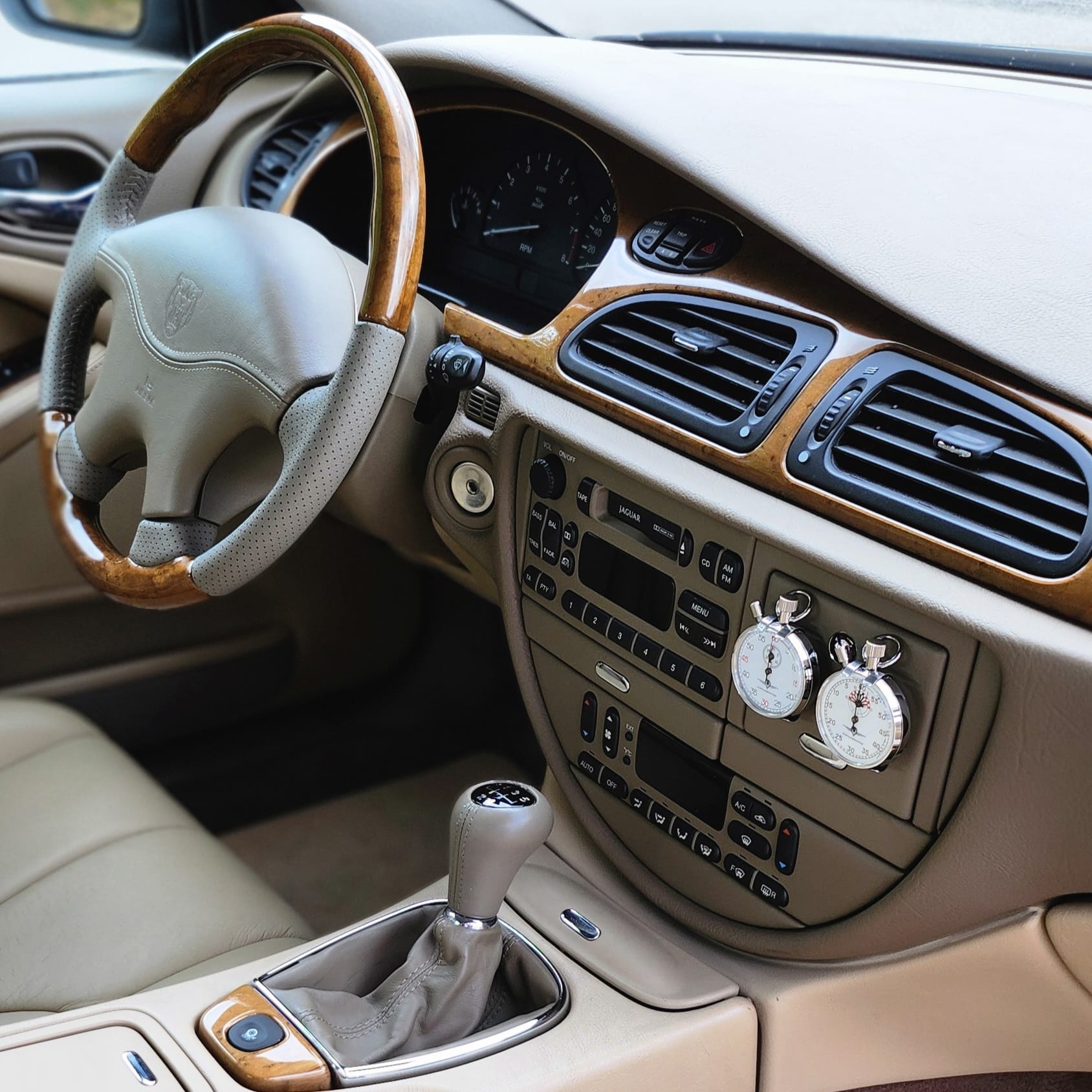 Jag STO 05 clásico moderno basado en Jaguar S-Type vista interior piloto Ivory color british racing green