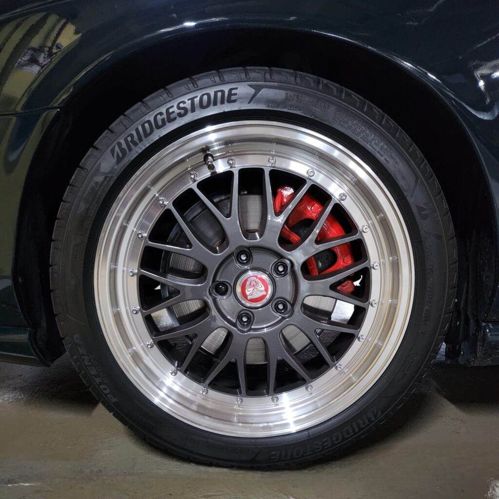 Jag STO 05 clásico moderno basado en Jaguar S-Type vista rueda, llanta, frenos color british racing green