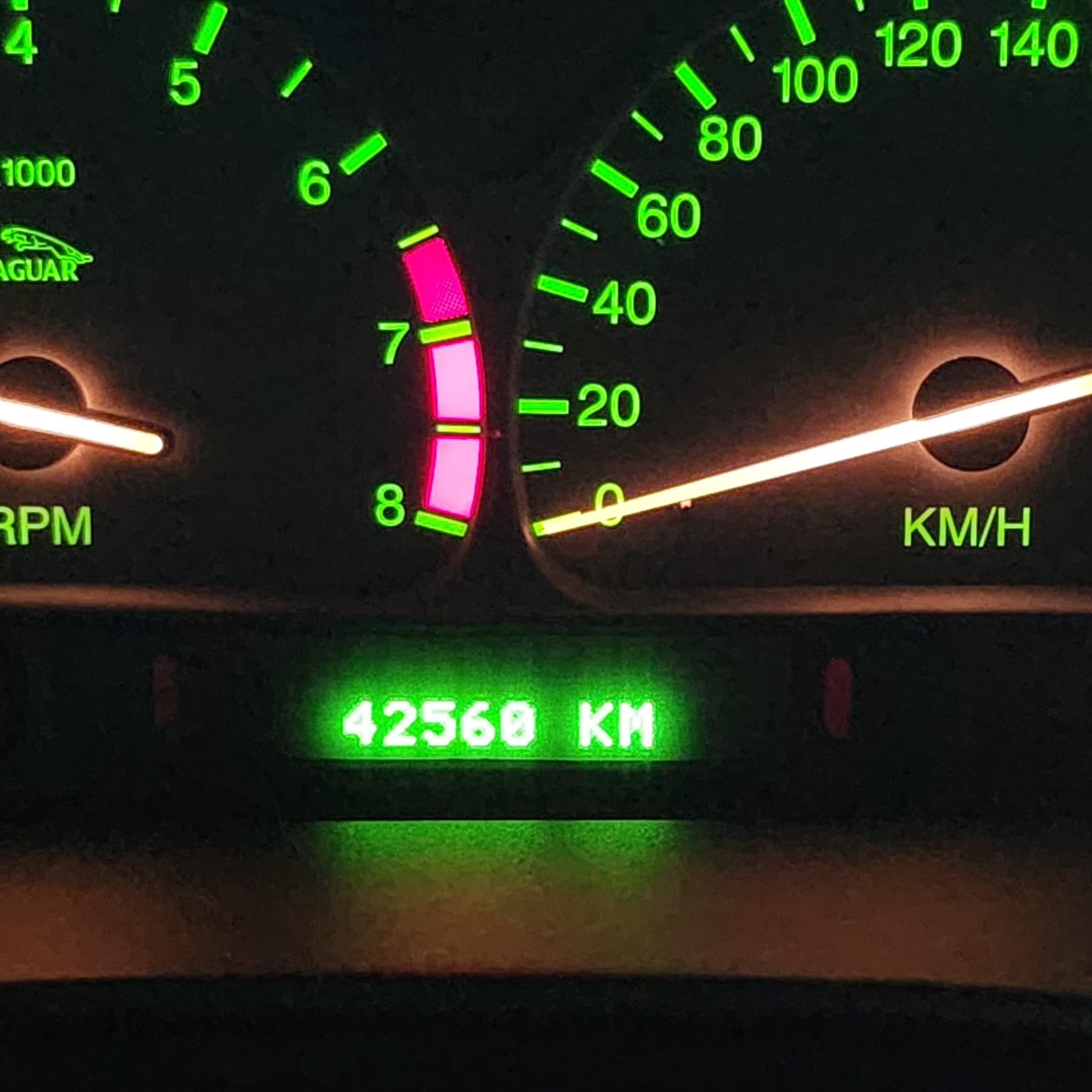 Jag STO 05 clásico moderno basado en Jaguar S-Type vista cuenta kilometros y velocimetro color british racing green