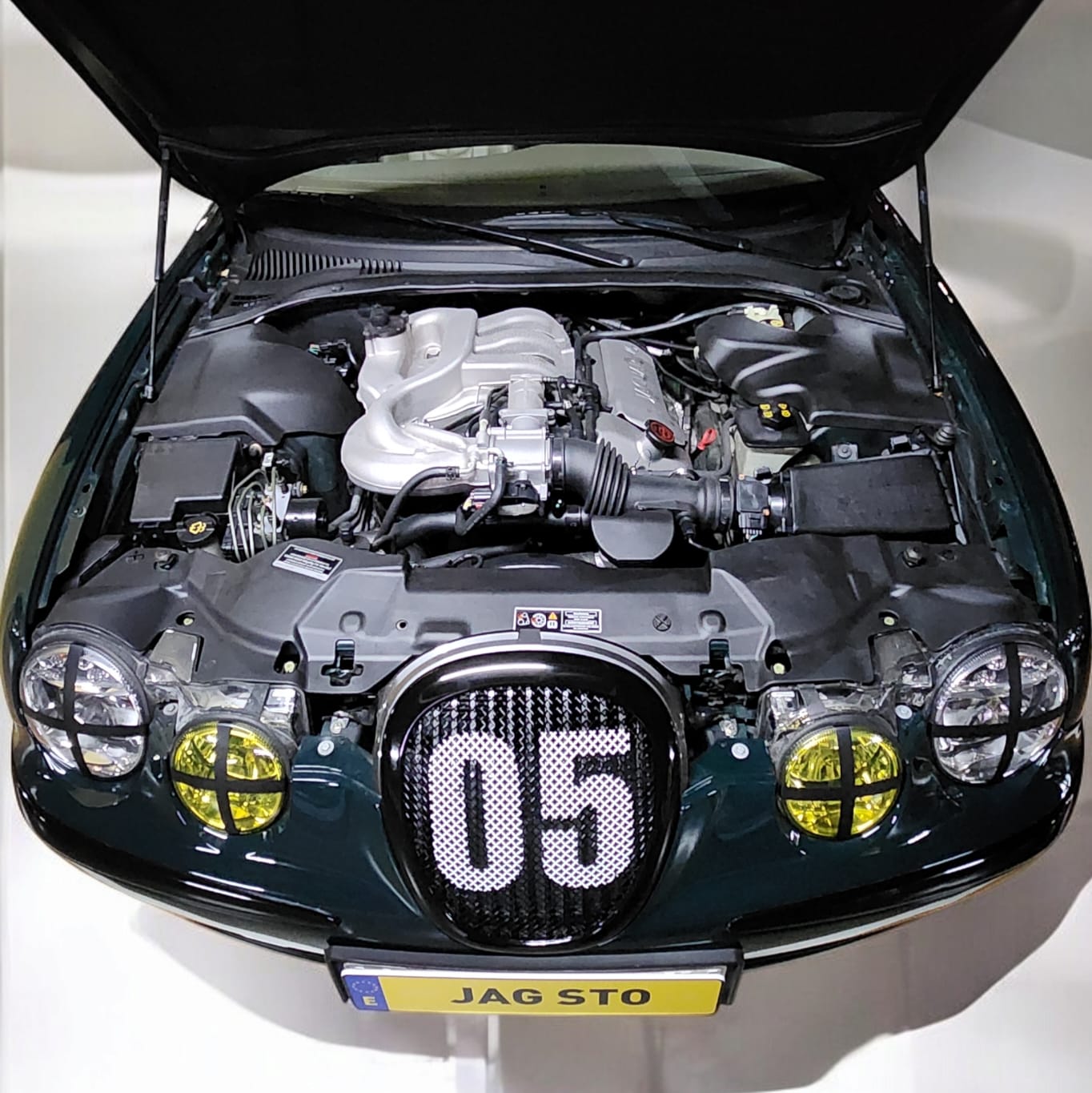 Jag STO 05 clásico moderno basado en Jaguar S-Type vista motor color british racing green
