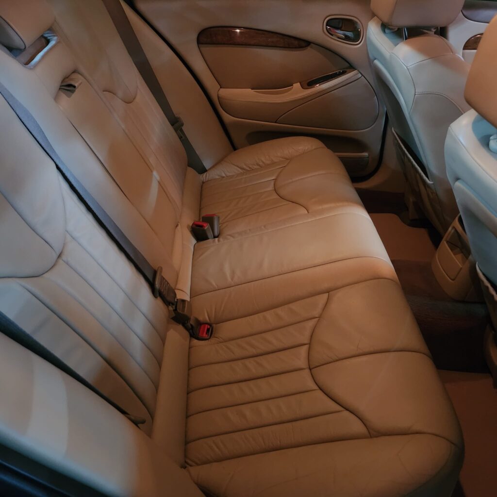 Jag STO 05 clásico moderno basado en Jaguar S-Type vista asientos traseros interior ivory color british racing green