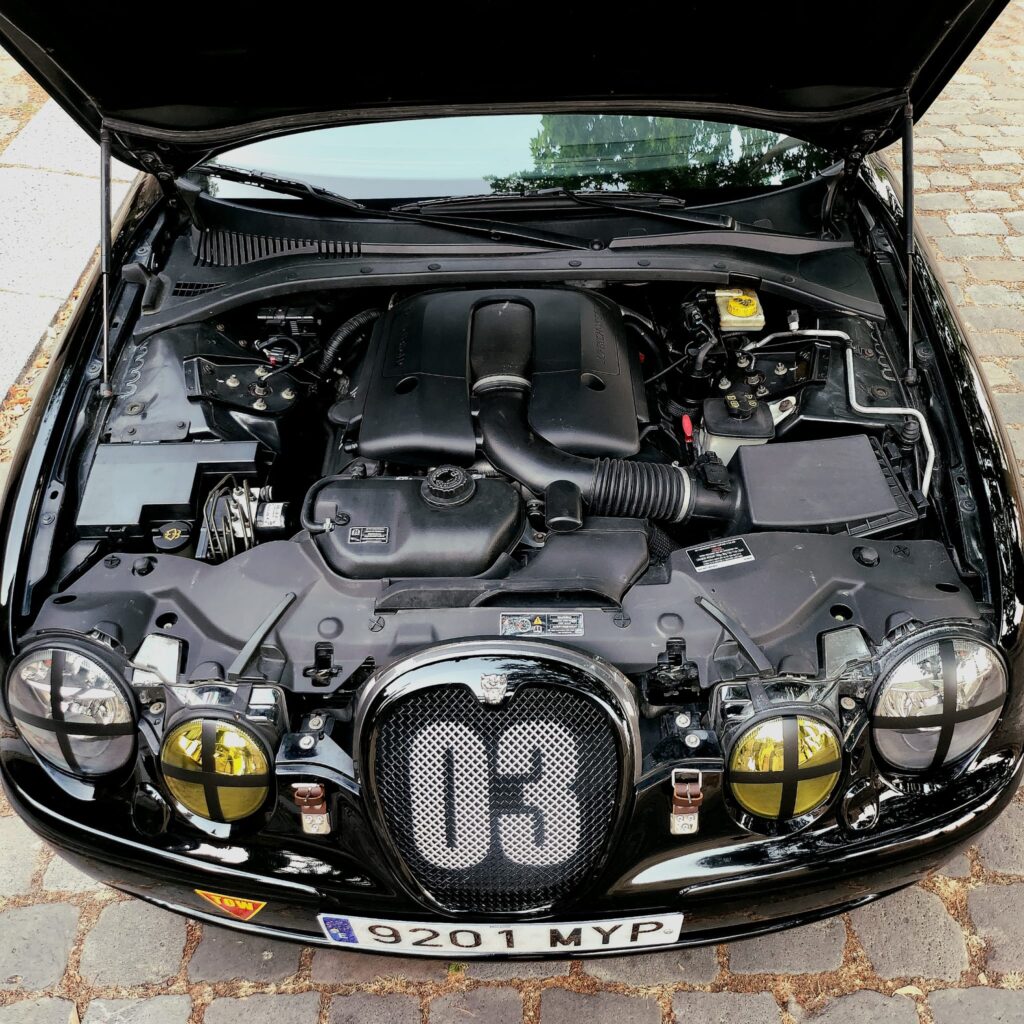 Jag STO-R 03 clásico moderno basado en Jaguar S-Type-R vista Motor 4.2 V8 color Metal 1