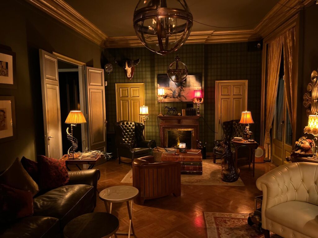 Club Orleans, Jag STO y American Cars, modern classic cars interior