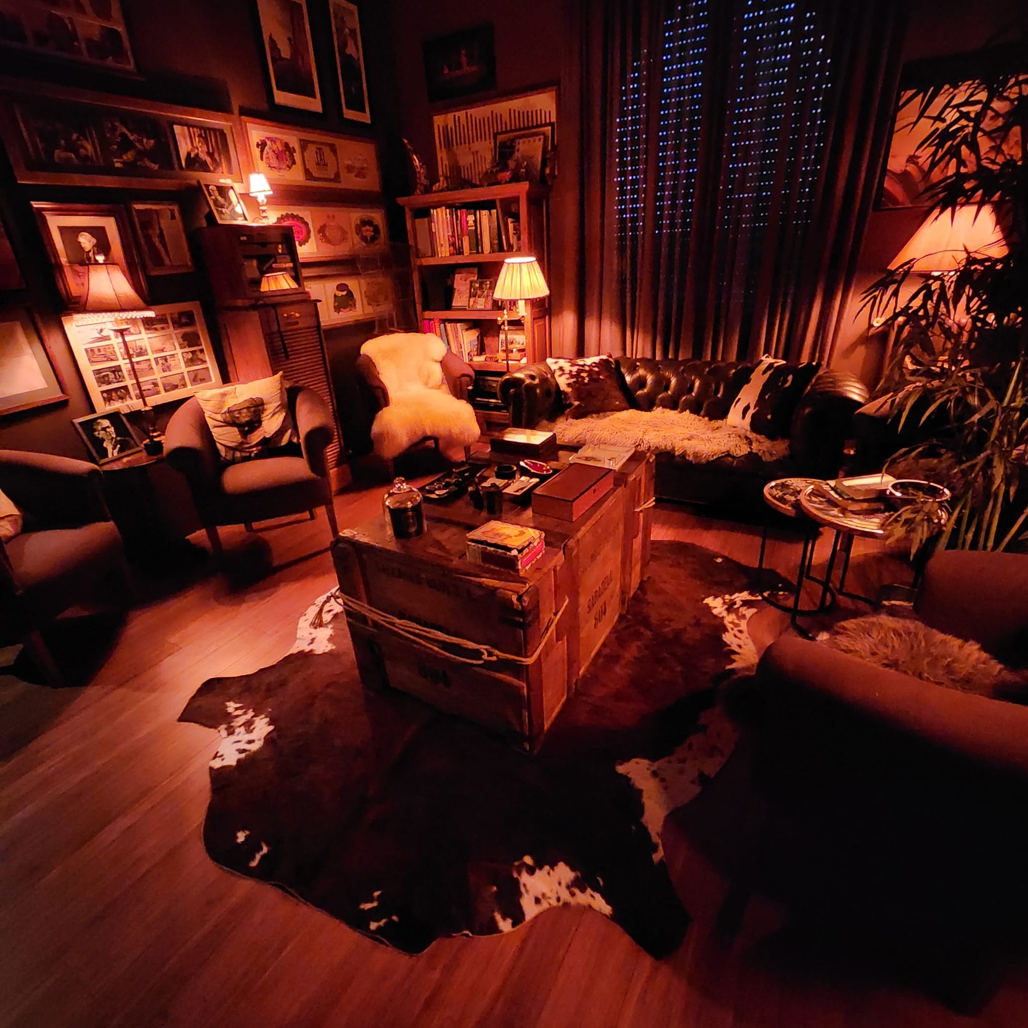 Club Orleans, Jag STO y American Cars, modern classic cars interior