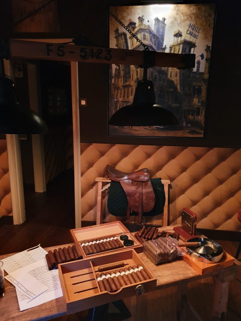 Club Orleans, Jag STO y American Cars, modern classic cars interior