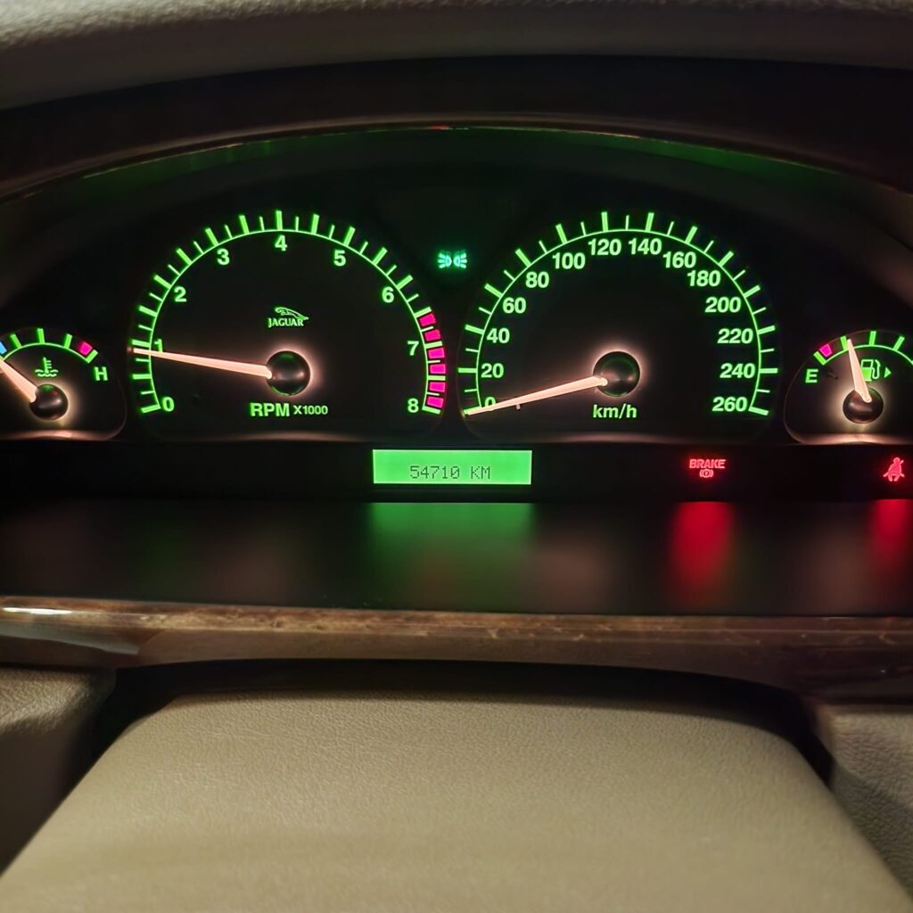 Jag STO 09 clásico moderno basado en Jaguar S-Type vista interior cuadro de luces cuentakilómetros color Ecurie Ecosse Blue