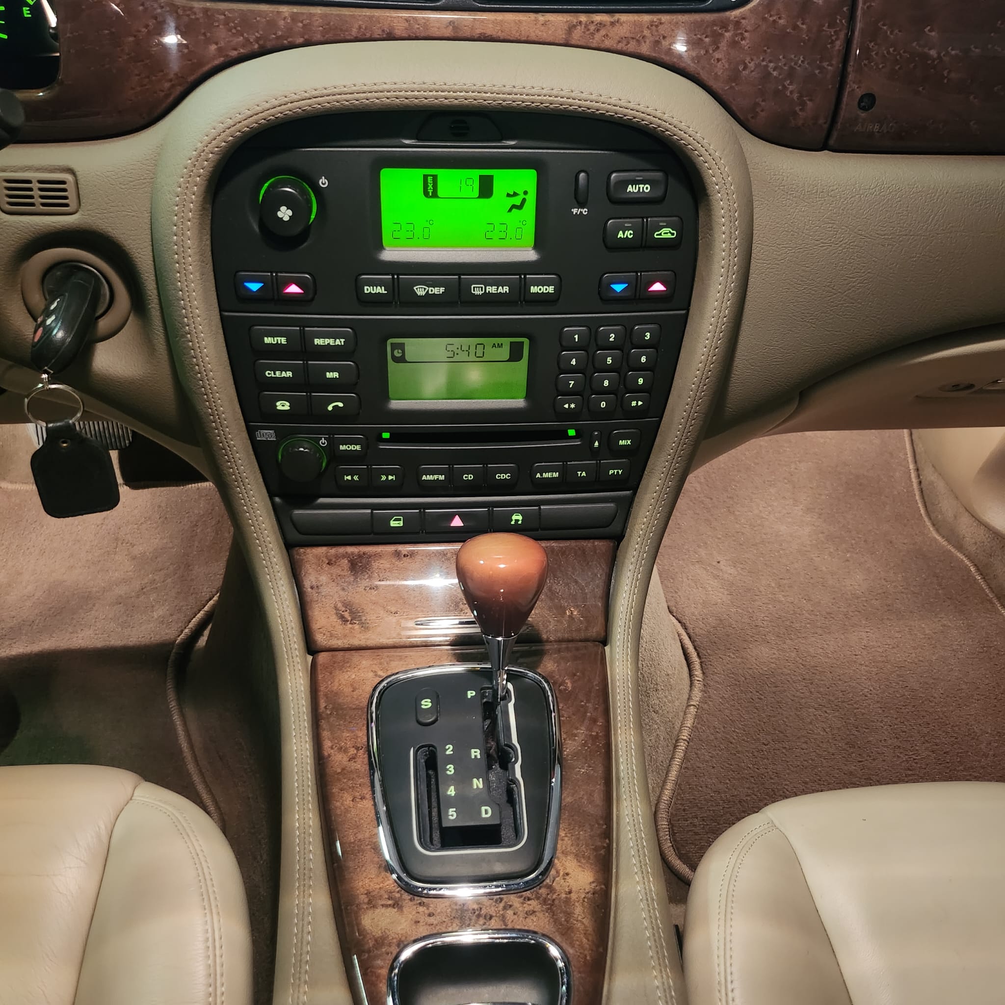 Jag STO 09 clásico moderno basado en Jaguar S-Type vista interior ordenador de abordo cambio de marchas color Ecurie Ecosse Blue