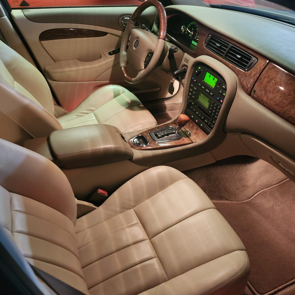 Jag STO 09 clásico moderno basado en Jaguar S-Type vista interior ordenador de abordo cambio de marchas salpicadero volante asiento piloto y copiloto color Ecurie Ecosse Blue