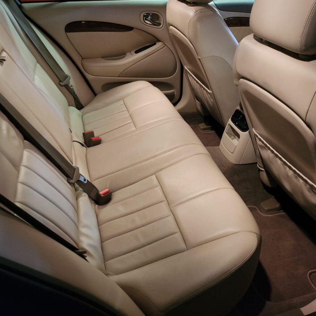 Jag STO 09 clásico moderno basado en Jaguar S-Type vista interior asientos traseros Ivory color Ecurie Ecosse Blue