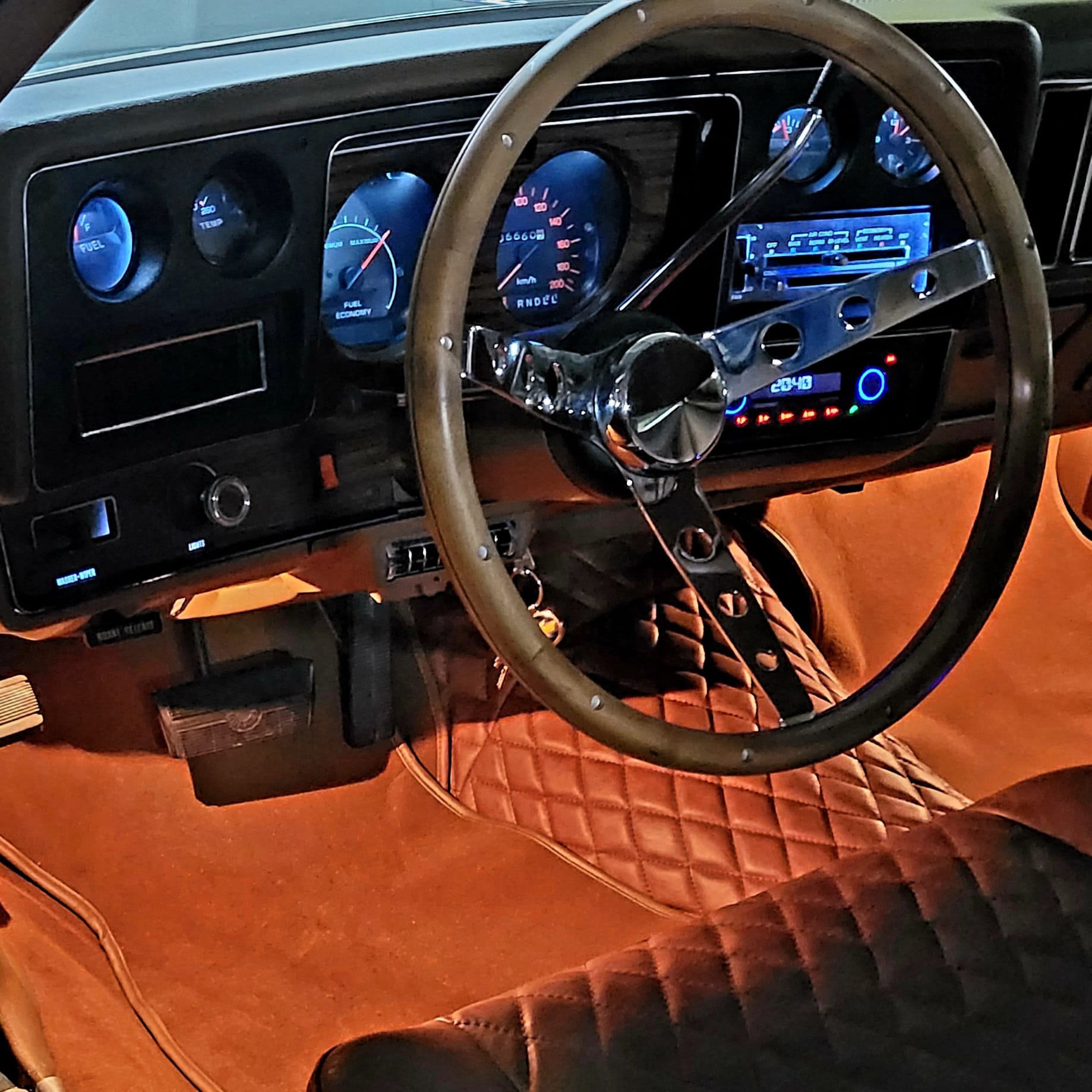 Chevrolet Monte Carlo 1977 color Emerald Green vista cuadro de mandos y volante