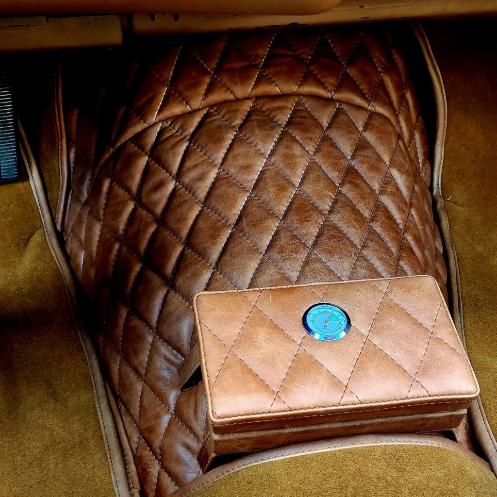 Chevrolet Monte Carlo 1977 color Emerald Green vista interior humidor de cigarros piel