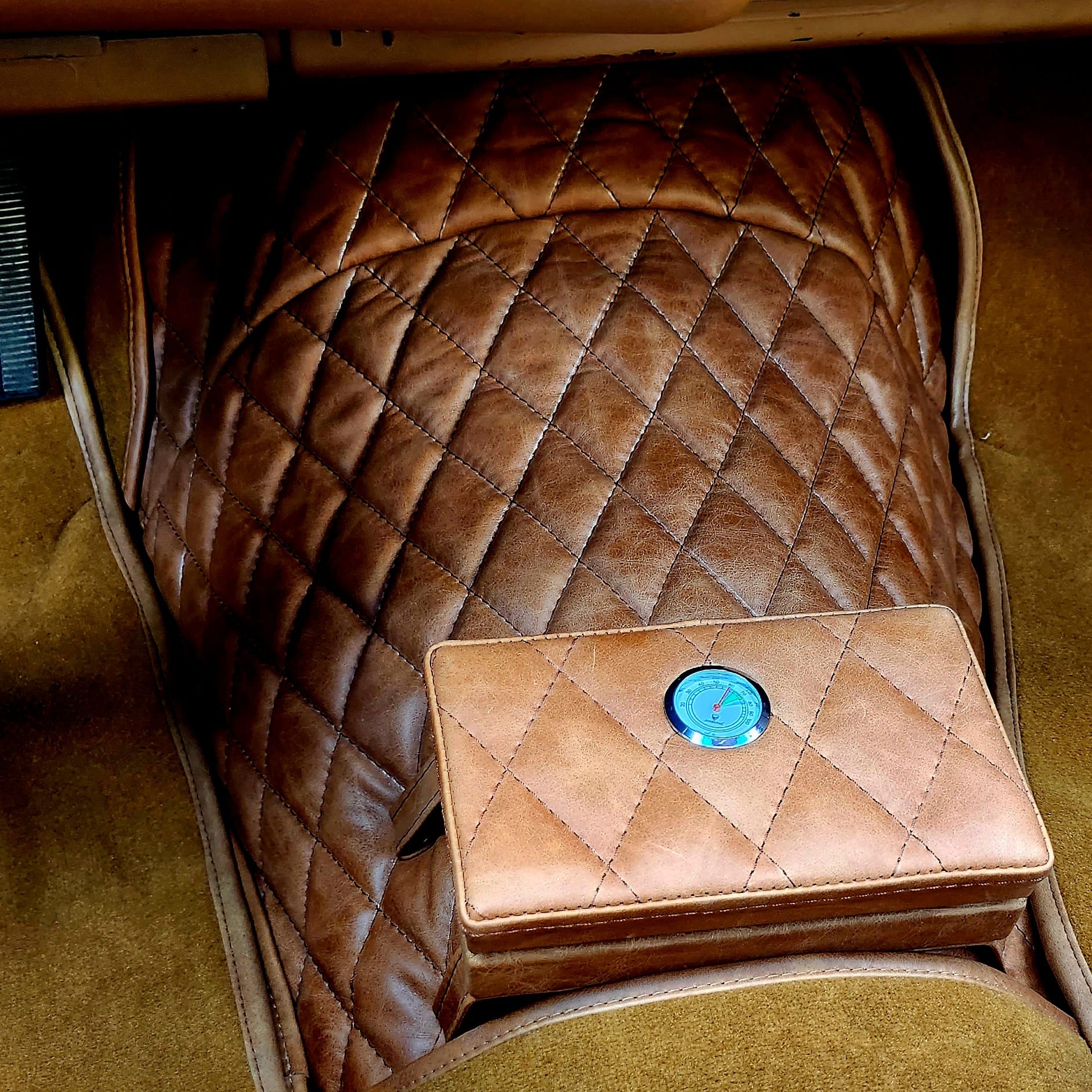 Chevrolet Monte Carlo 1977 color Emerald Green vista interior humidor de cigarros piel