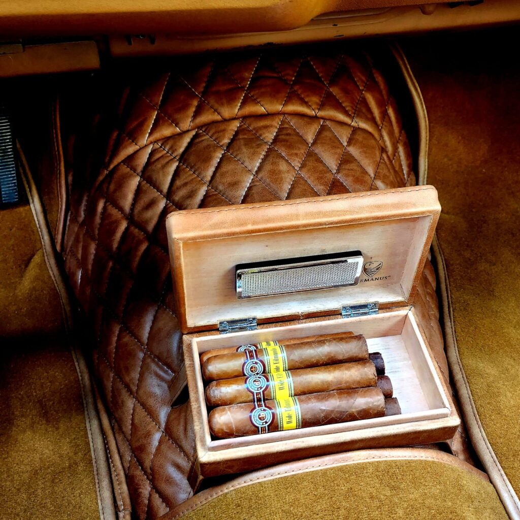 Chevrolet Monte Carlo 1977 color Emerald Green vista interior humidor de cigarros piel con puros