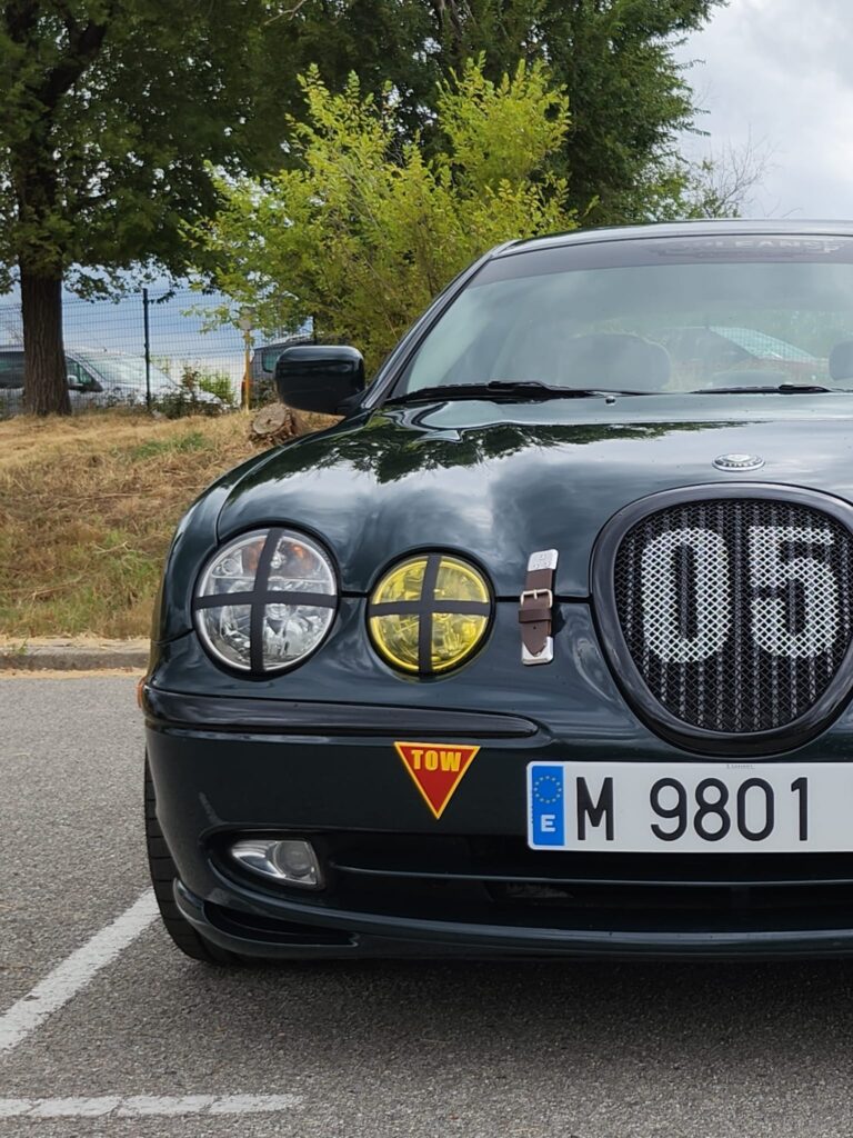 Jag STO 05 clásico moderno basado en Jaguar S-Type vista exterior faros hebilla cuero parrilla frontal color British Racing Green