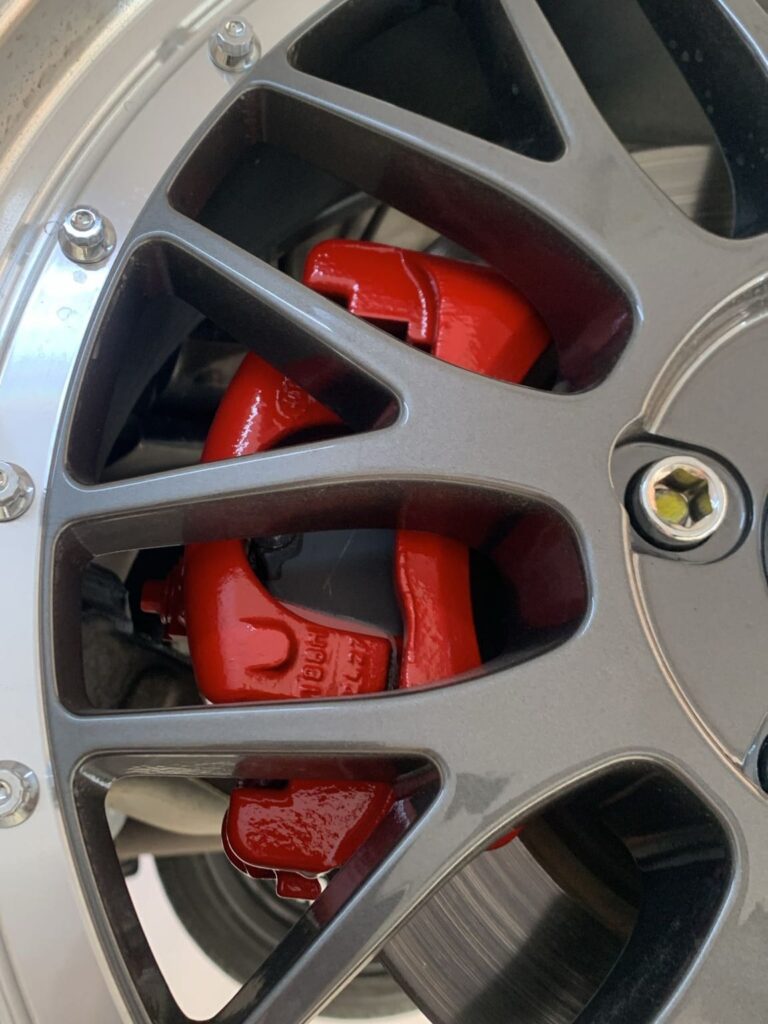 Jag STO 05 clásico moderno basado en Jaguar S-Type vista exterior rueda llanta frenos color British Racing Green