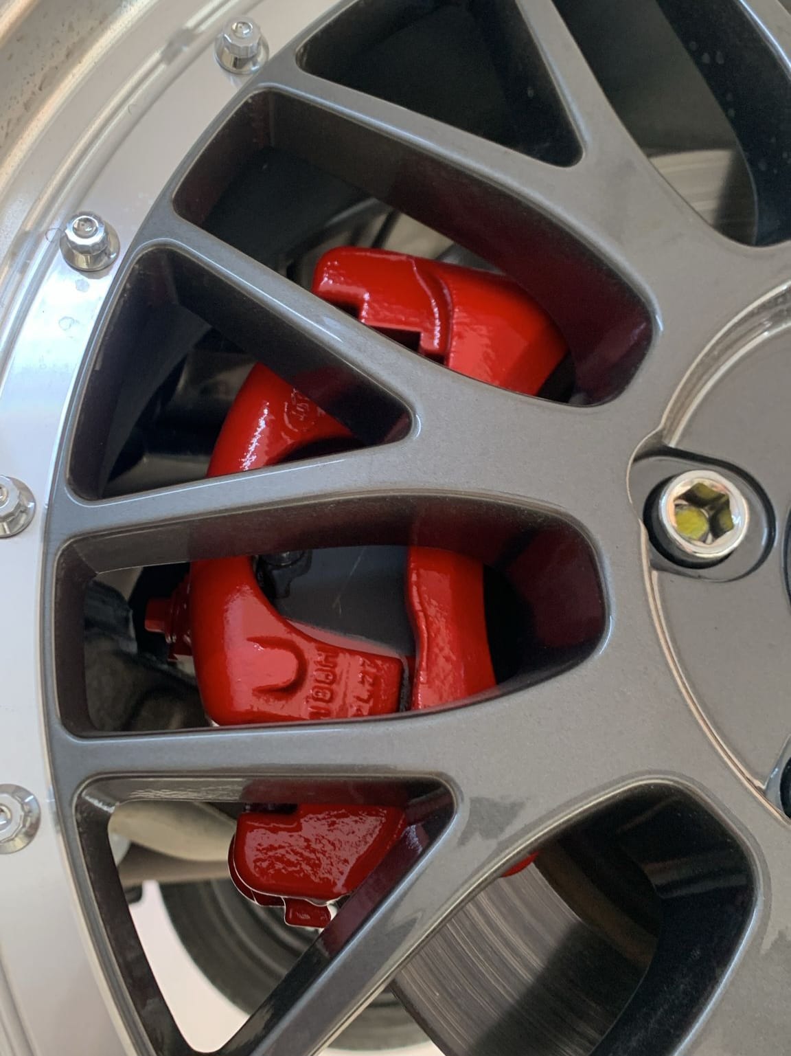 Jag STO 05 clásico moderno basado en Jaguar S-Type vista exterior rueda llanta frenos color British Racing Green