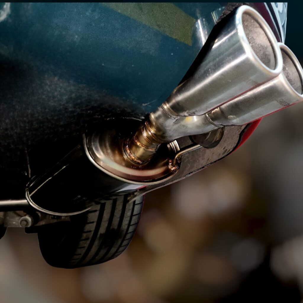 Jag STO 05 clásico moderno basado en Jaguar S-Type vista exterior tubo de escape color British Racing Green