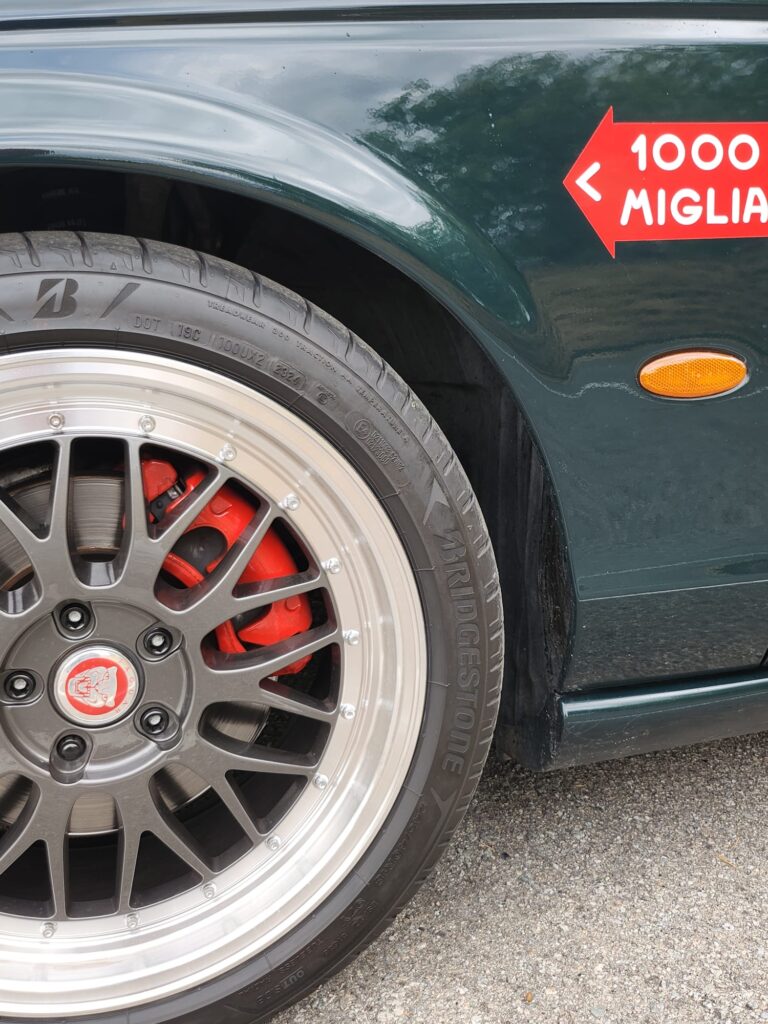 Jag STO 05 clásico moderno basado en Jaguar S-Type vista exterior rueda llanta frenos color British Racing Green