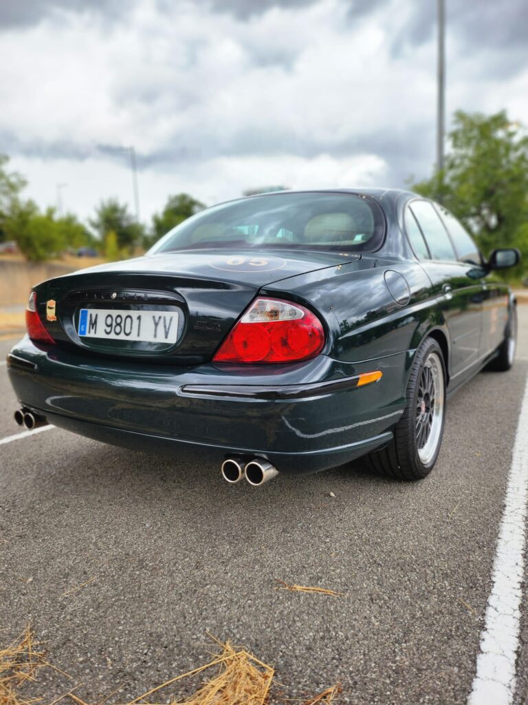 Jag STO 05 clásico moderno basado en Jaguar S-Type vista exterior trasera lateral color British Racing Green