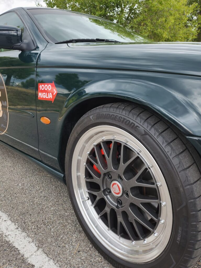 Jag STO 05 clásico moderno basado en Jaguar S-Type vista exterior delantera rueda llanta frenos color British Racing Green