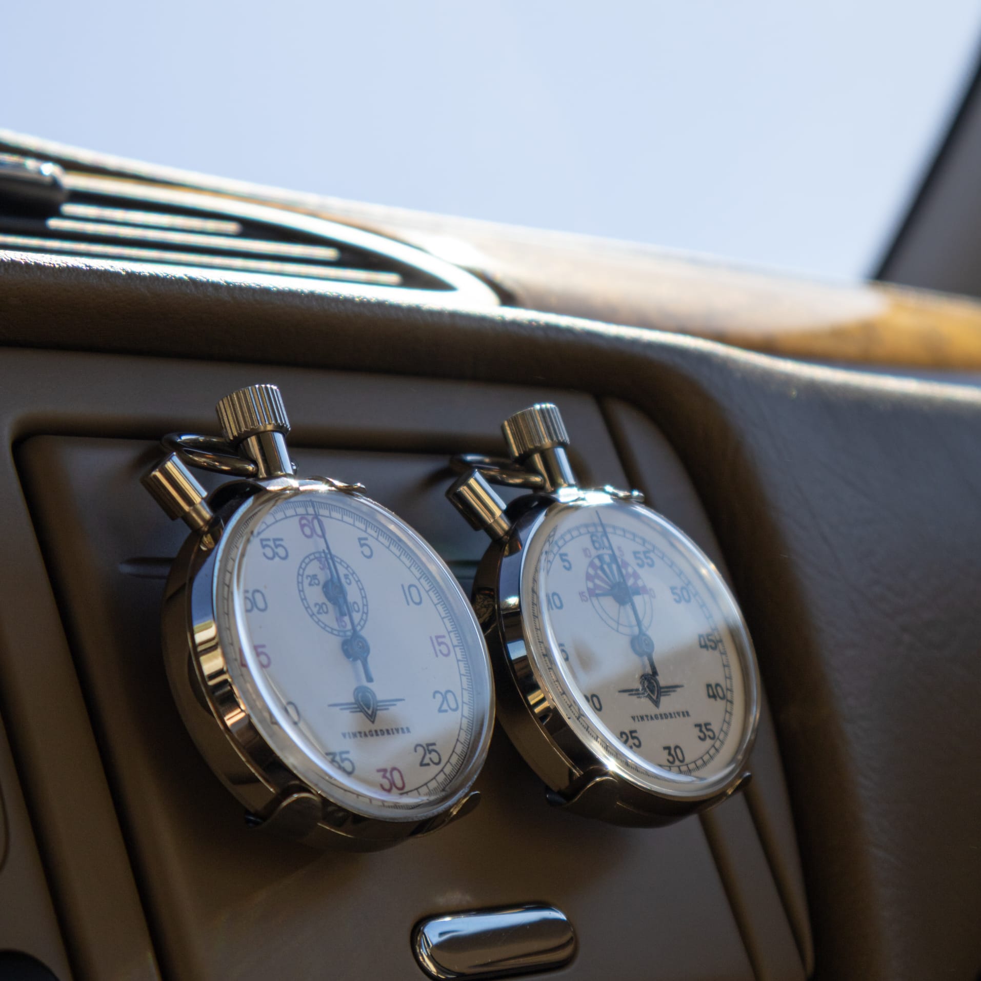 Jag STO 05 clásico moderno basado en Jaguar S-Type vista interior detalle cronómetros analógicos color British Racing Green