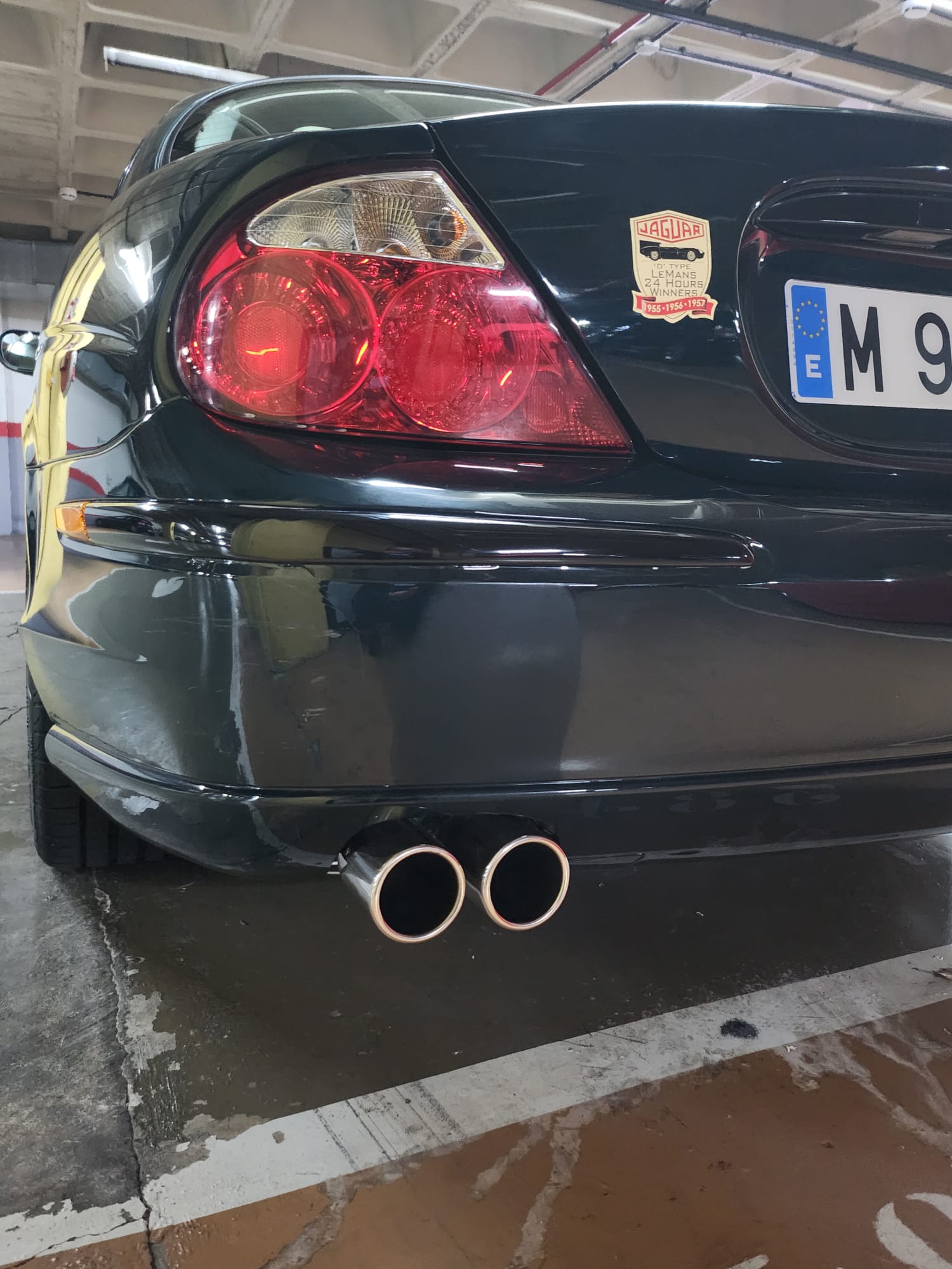 Jag STO 05 clásico moderno basado en Jaguar S-Type vista exterior faro trasero izquierdo tubos de escape color British Racing Green