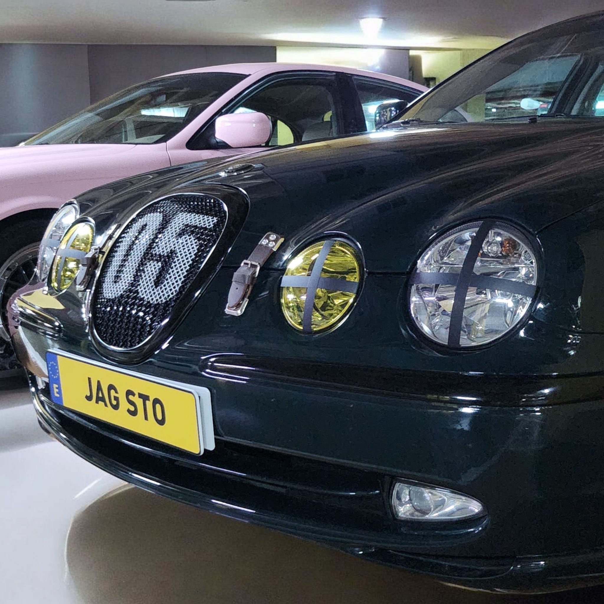 Jag STO 05 clásico moderno basado en Jaguar S-Type vista exterior lateral parrilla faros hebilla color British Racing Green