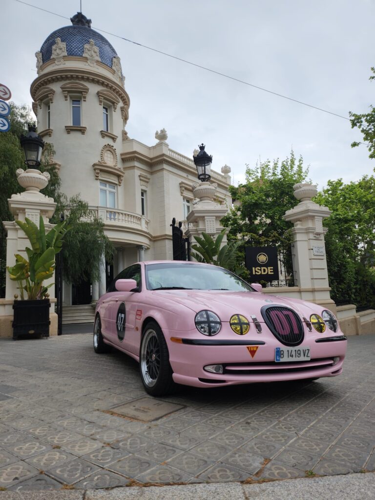Jag STO 07 clásico moderno basado en Jaguar S-Type vista exterior en casa elegante color Sakura Miami Pink
