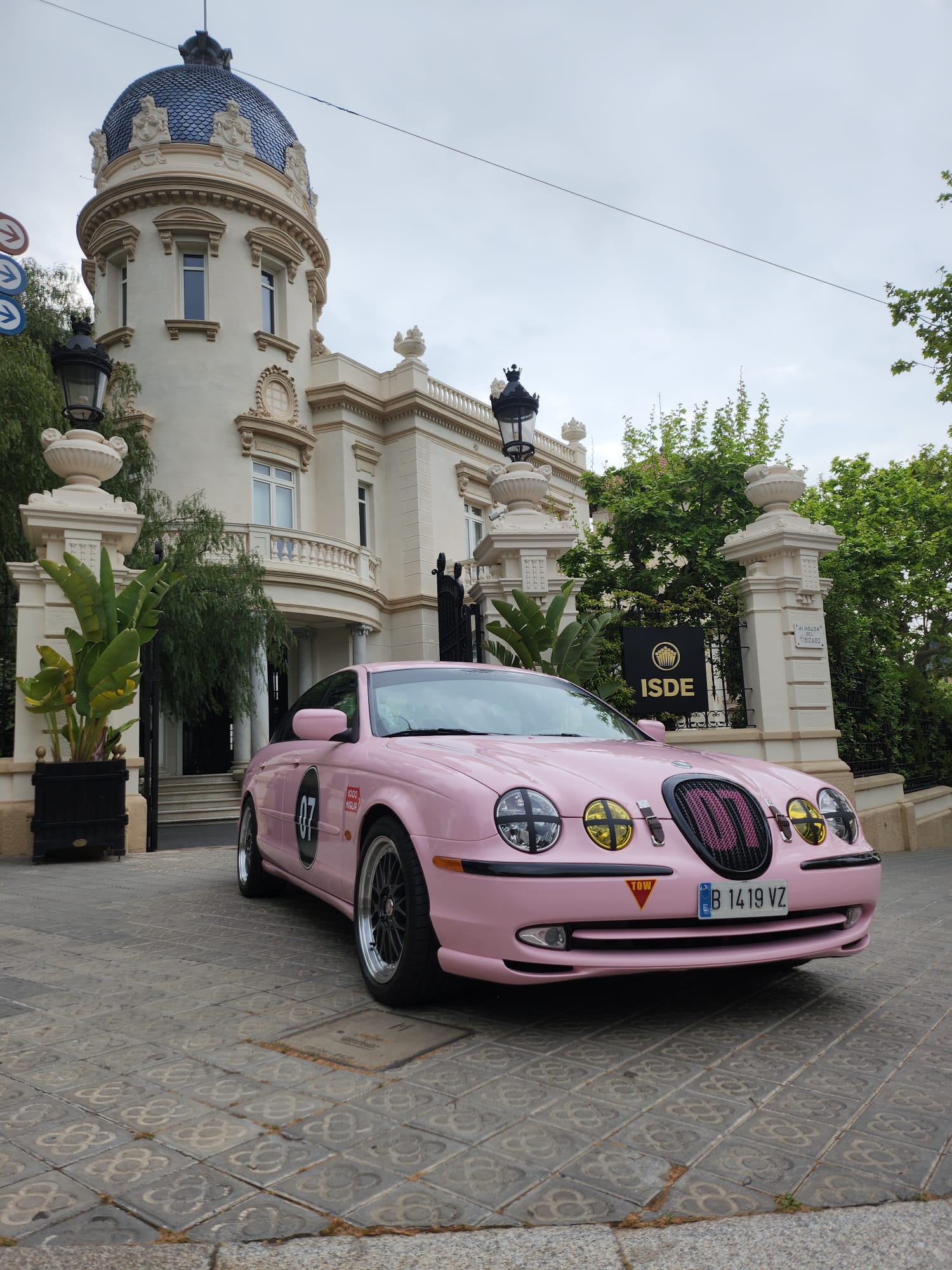Jag STO 07 clásico moderno basado en Jaguar S-Type vista exterior en casa elegante color Sakura Miami Pink