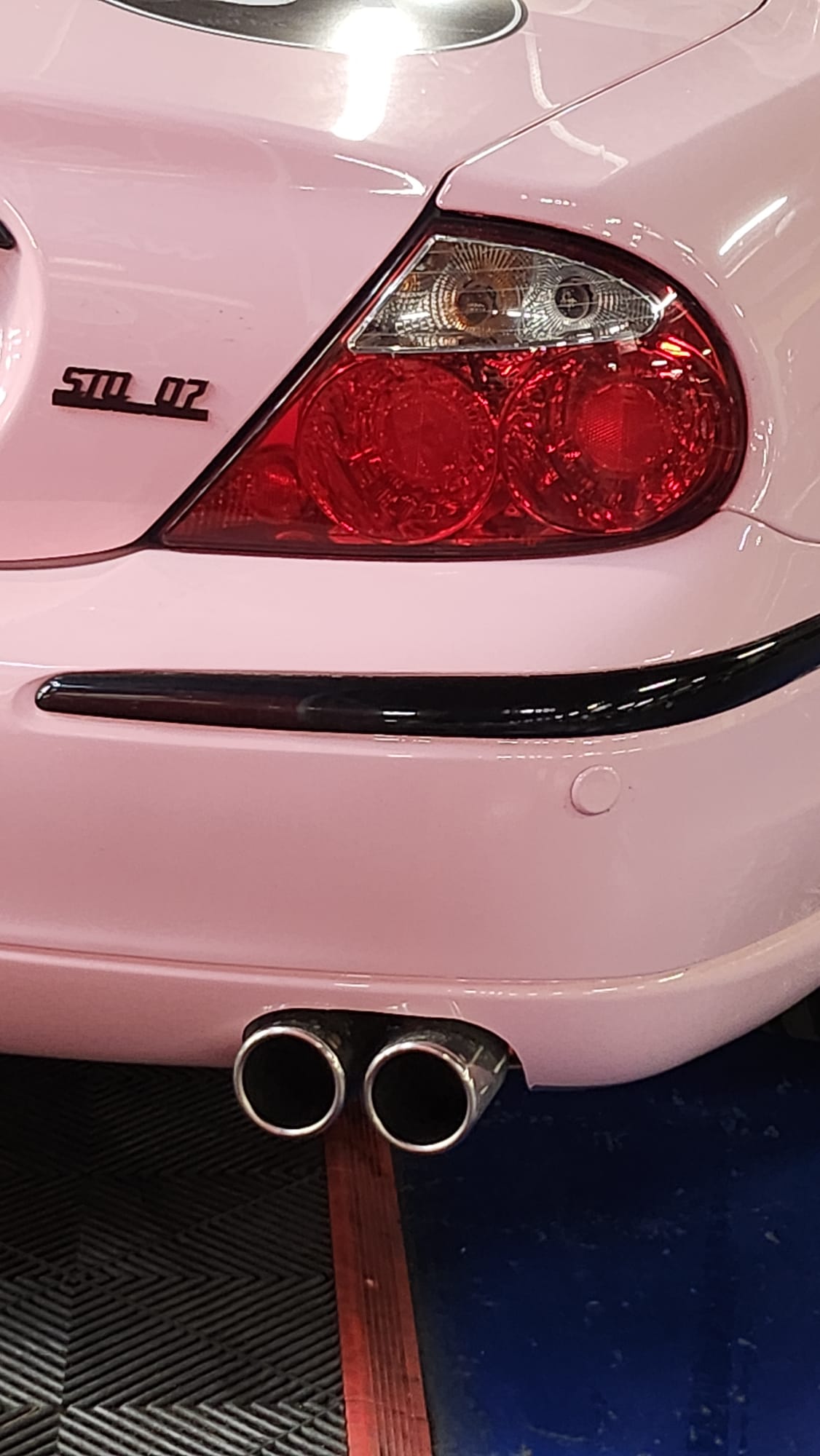 Jag STO 07 clásico moderno basado en Jaguar S-Type vista exterior trasero lateral faros tubos de escape color Sakura Miami Pink