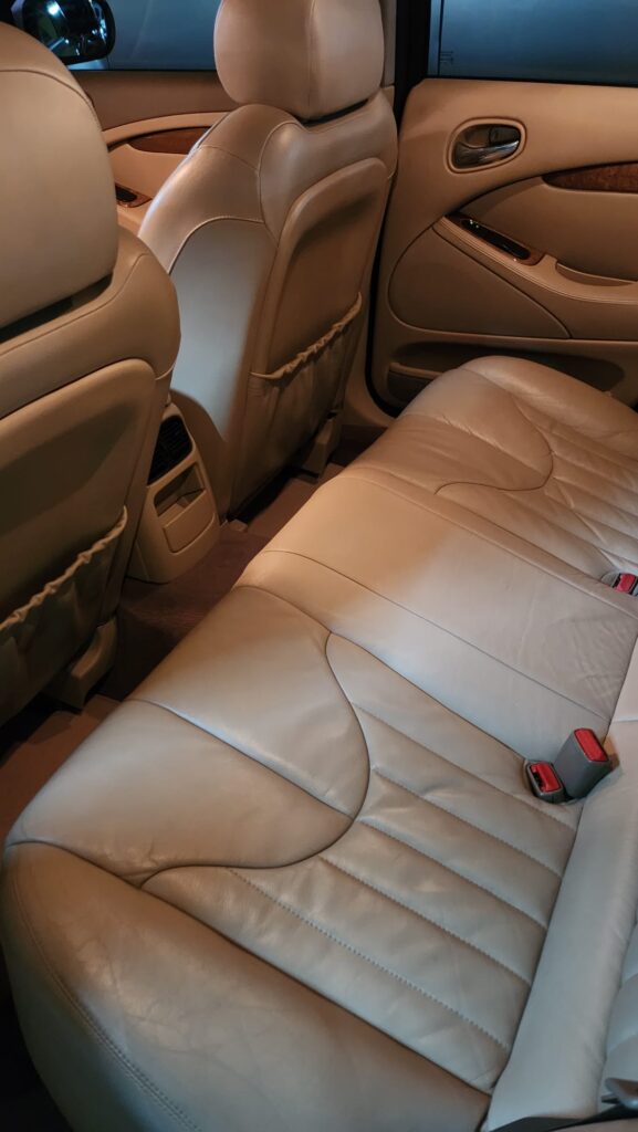 Jag STO 07 clásico moderno basado en Jaguar S-Type vista interior asientos traseros color Sakura Miami Pink