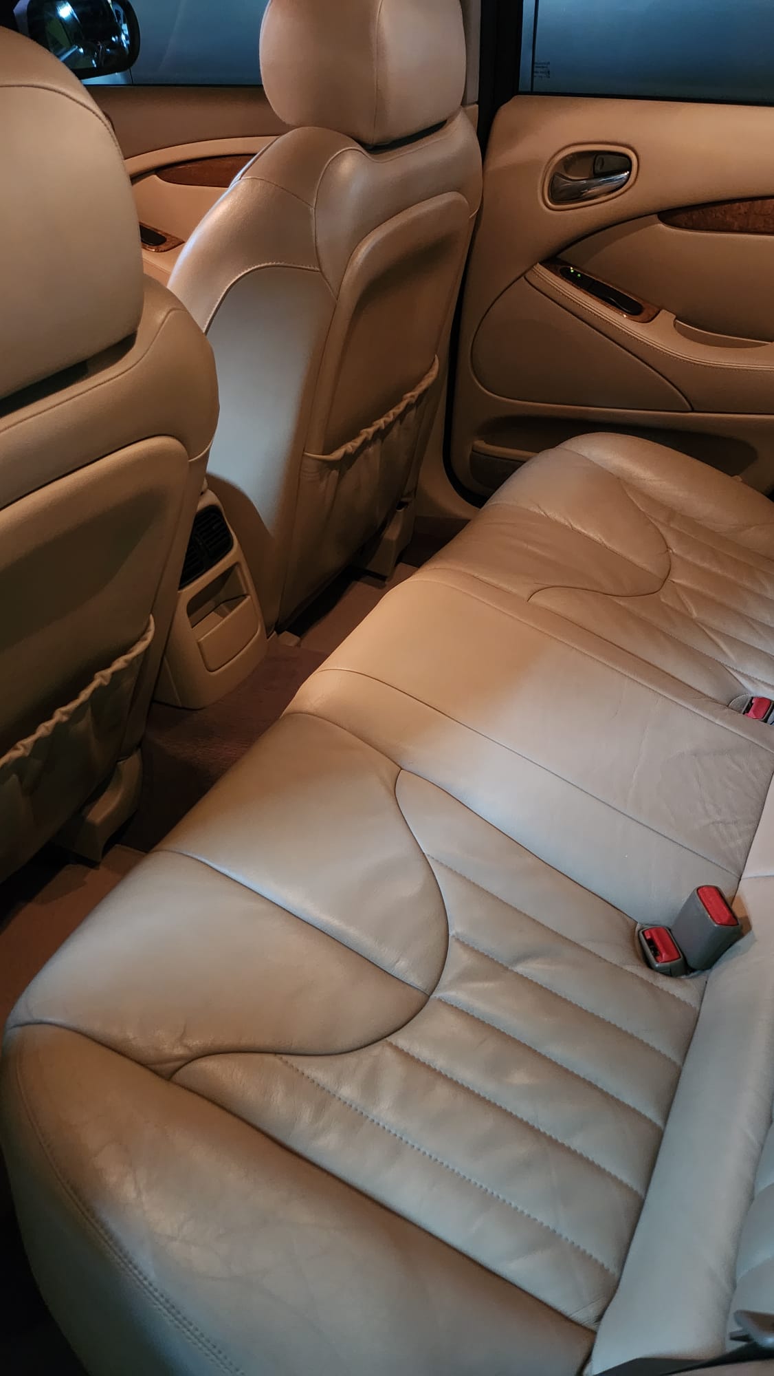 Jag STO 07 clásico moderno basado en Jaguar S-Type vista interior asientos traseros color Sakura Miami Pink