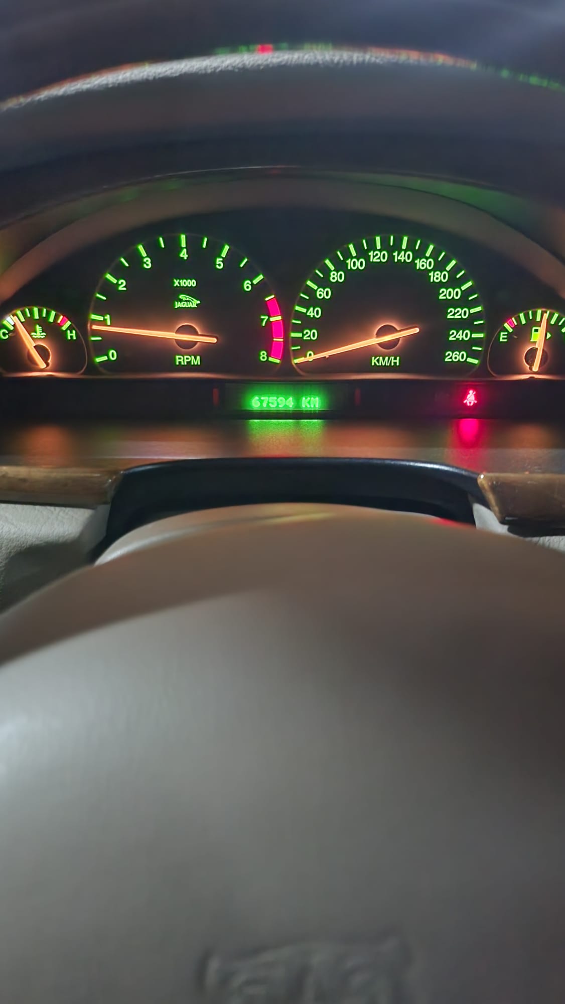 Jag STO 07 clásico moderno basado en Jaguar S-Type vista interior cuadro de luces cuentakilómetros color Sakura Miami Pink