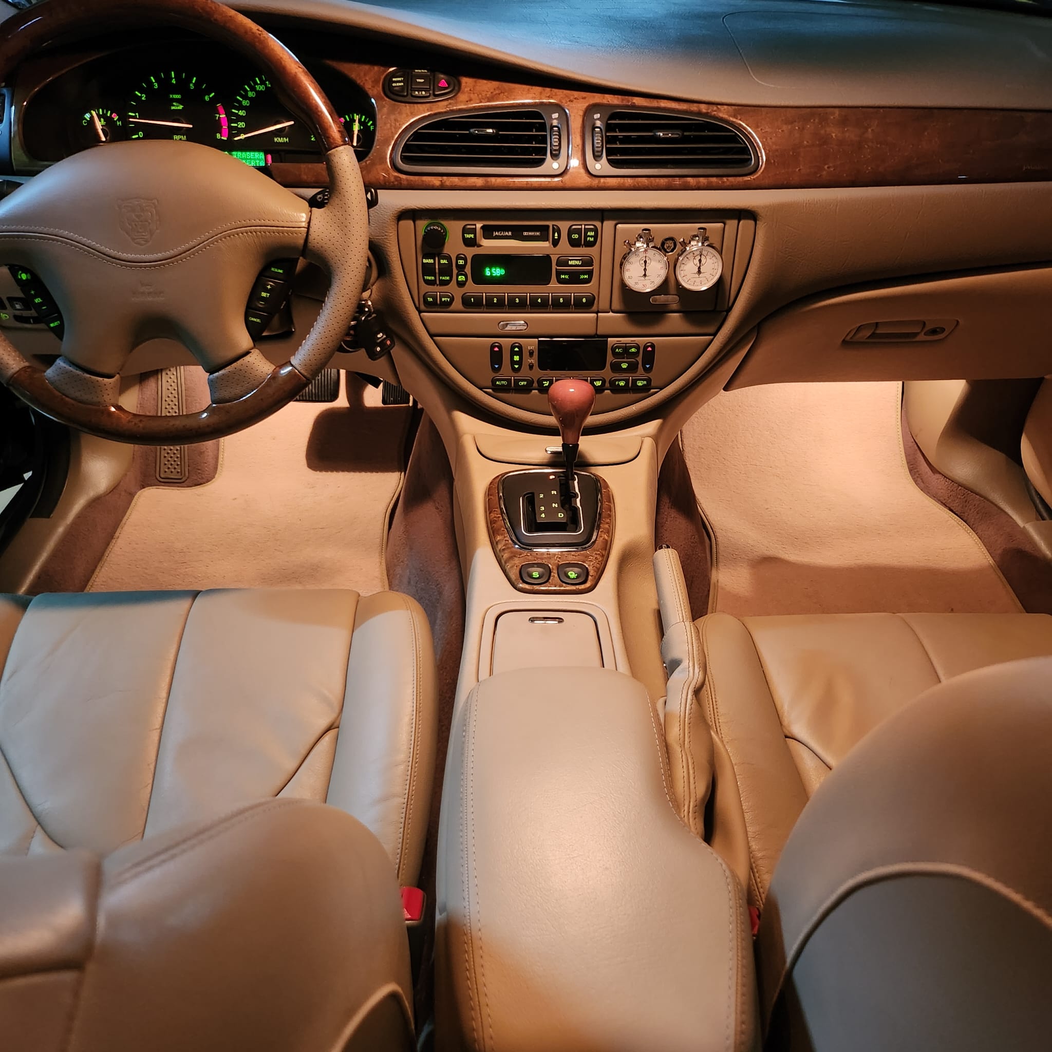 Jag STO 07 clásico moderno basado en Jaguar S-Type vista interior cuadro de luces cuentakilómetros cuadro de mandos cambio de marchas automático volante cronómetros analógicos color Sakura Miami Pink