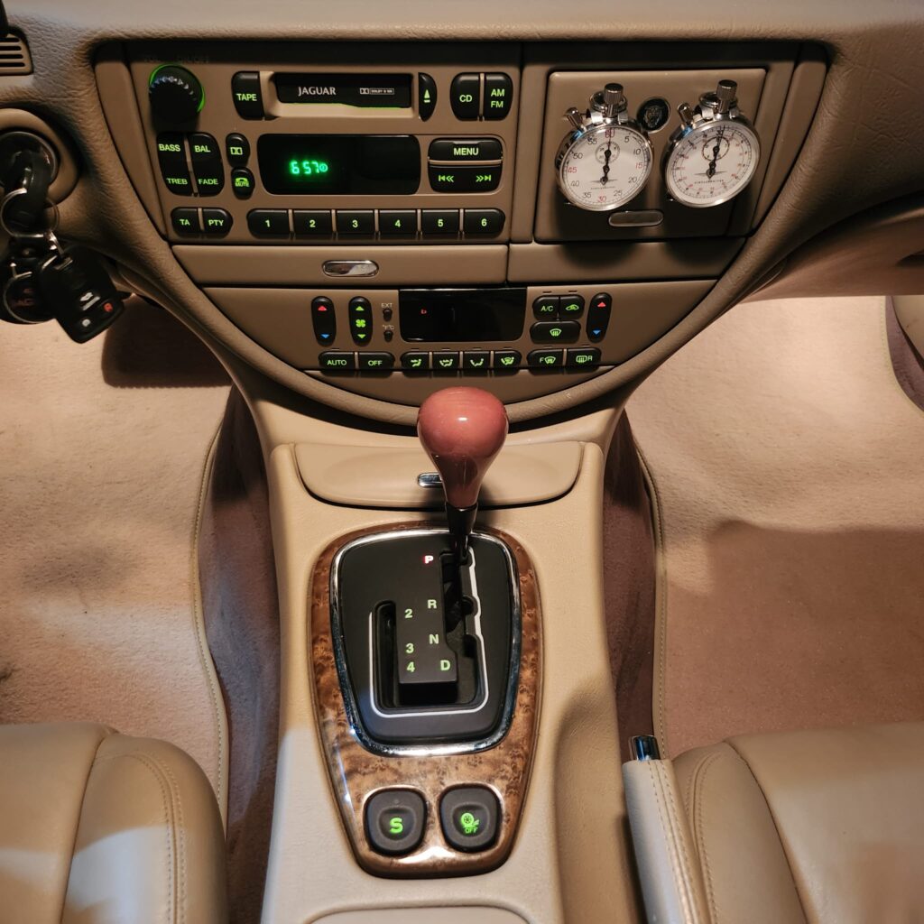 Jag STO 07 clásico moderno basado en Jaguar S-Type vista interior cambio de marchas automático cuadro de mandos cronómetros analógicos color Sakura Miami Pink