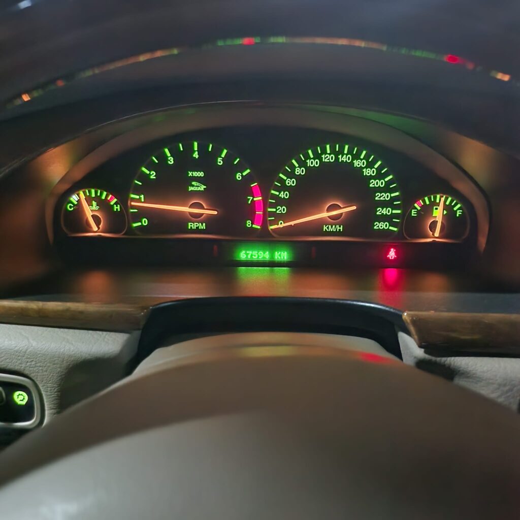 Jag STO 07 clásico moderno basado en Jaguar S-Type vista interior cuadro de luces cuentakilómetros color Sakura Miami Pink