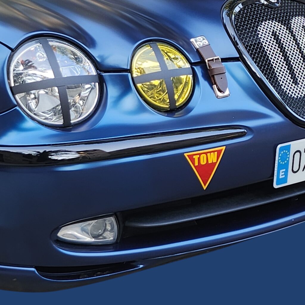 Jag STO 09 clásico moderno basado en Jaguar S-Type vista exterior faros delanteros hebilla parrilla color Ecurie Ecosse Blue