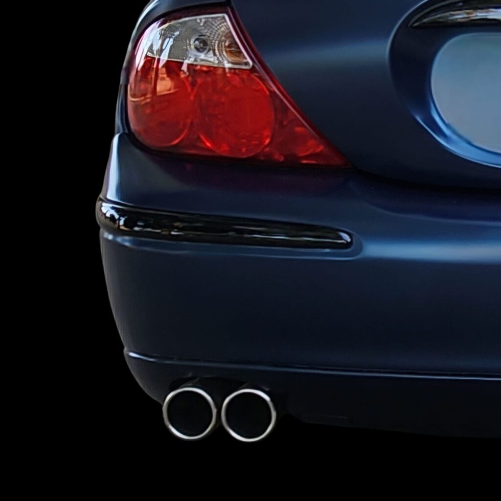 Jag STO 09 clásico moderno basado en Jaguar S-Type vista exterior faros traseros tubos de escape color Ecurie Ecosse Blue