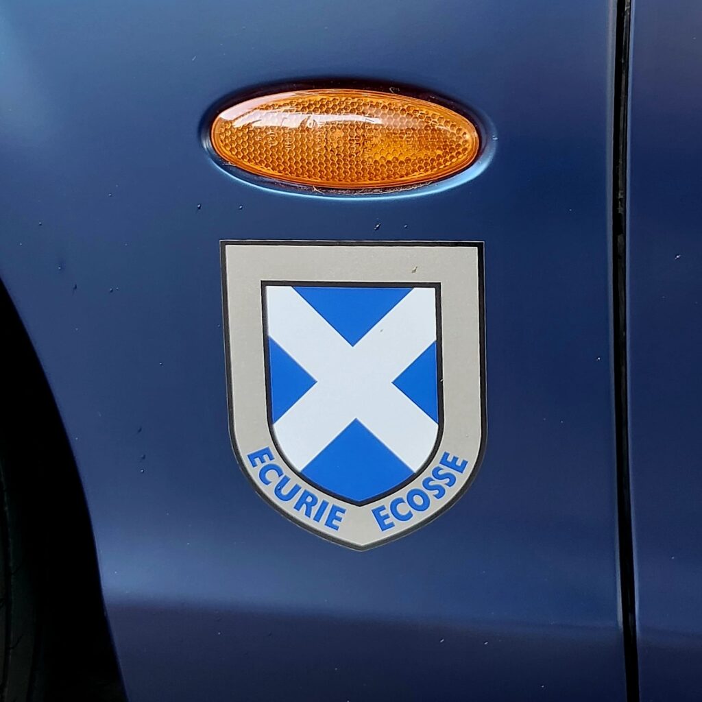 Jag STO 09 clásico moderno basado en Jaguar S-Type vista exterior lateral luz intermitentes color Ecurie Ecosse Blue