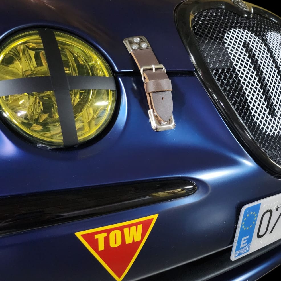 Jag STO 09 clásico moderno basado en Jaguar S-Type vista exterior lateral faros, hebilla parrilla color Ecurie Ecosse Blue