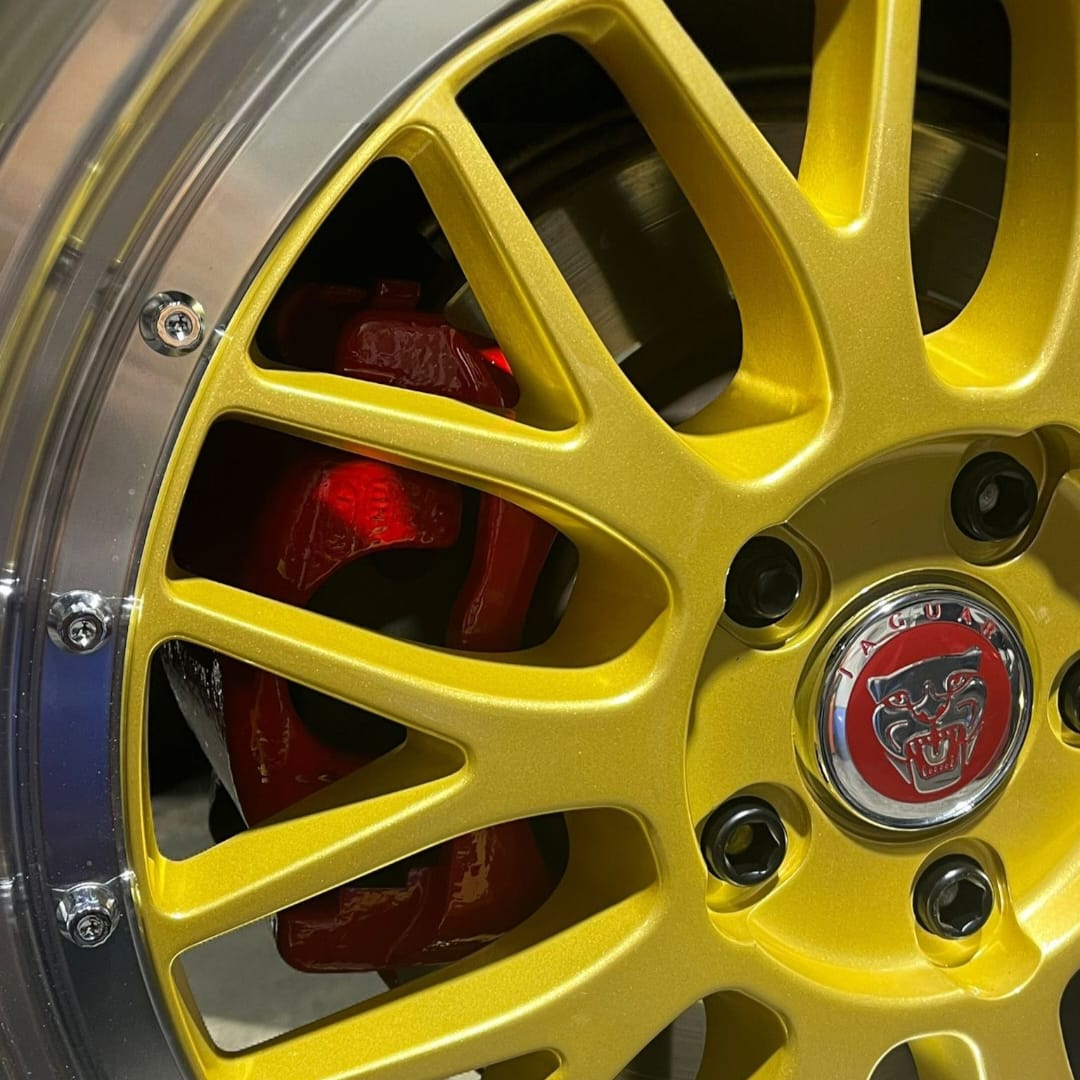 Jag STO 09 clásico moderno basado en Jaguar S-Type vista exterior rueda llanta frenos color Ecurie Ecosse Blue