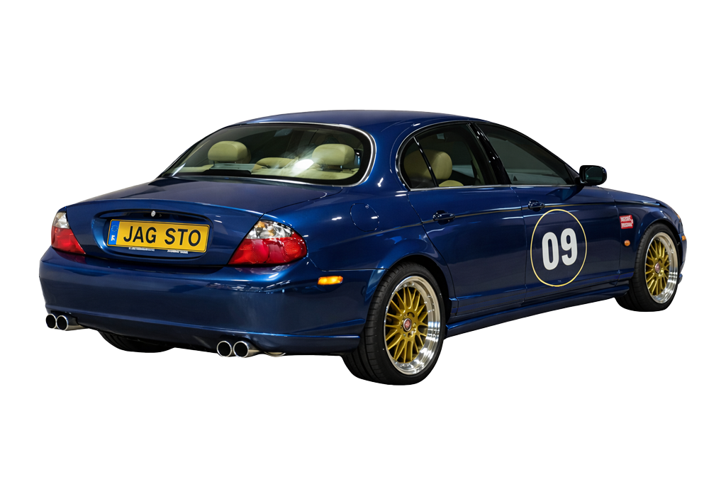 Jag STO 09 clásico moderno basado en Jaguar S-Type vista oblicuo trasero color Ecurie Ecosse Blue