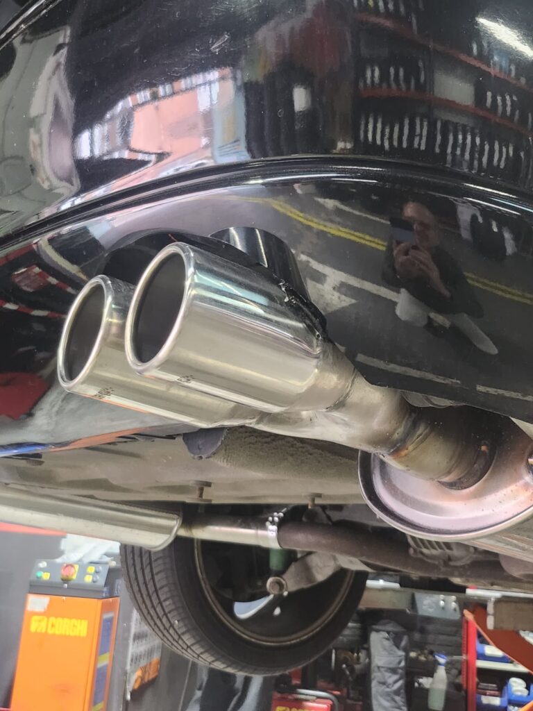 Jag STO-R 03 clásico moderno basado en Jaguar S-Type-R vista exterior tubos de escape color Metal Black