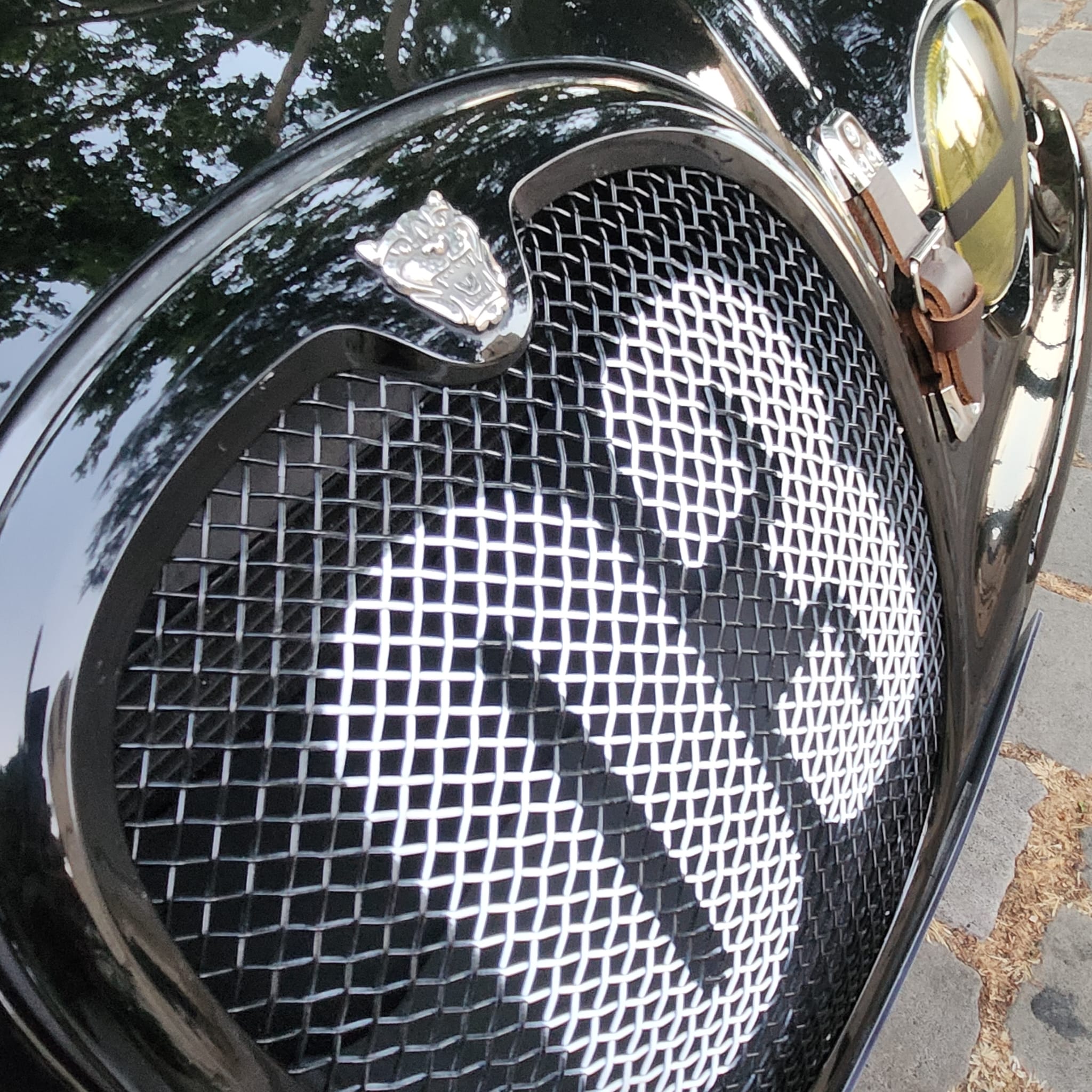 Jag STO-R 03 clásico moderno basado en Jaguar S-Type-R vista frontal faros parrilla color Metal Black